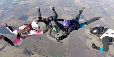 Экстремалы набили татуировку во время прыжка с парашютом (ВИДЕО Экстремалы набили татуировку во время прыжка с парашютом (ВИДЕО