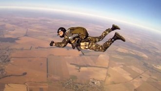 Военные испытатели выполняют парашютные прыжки с новыми образцами Военные испытатели выполняют парашютные прыжки с новыми образцами
